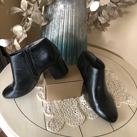 Black booties size 8.5 - Picture 5 of 6